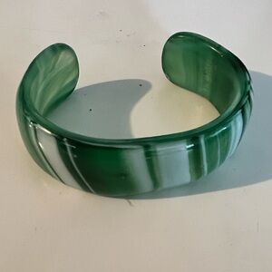 Artisian glass cuff green and white striped
Swirl design. Measures 6.5” around.